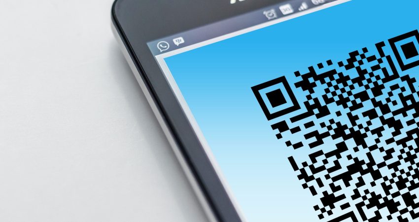 Free High-resolution close-up of a smartphone displaying a QR code on its screen. Stock Photo